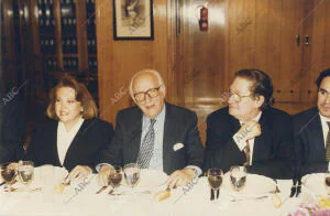 Marichari González Vegas y Antonio Mingote, a su izquierda, durante la cena...