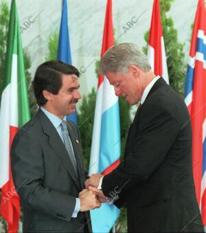 José María Aznar y Bill Clinton saludandose