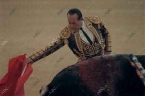 Curro romero Lidiando el primer Toro de la tarde en el coliseo de la coruña