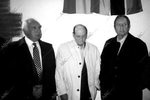 Antoñete, flanqueado por Julio Aparicio, a la derecha, y Pedro Martínez...