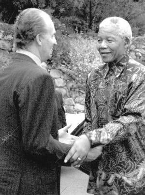 CIUDAD DEL CABO (AFRICA DEL SUR), 16/2/El Rey Juan Carlos saluda al presidente...