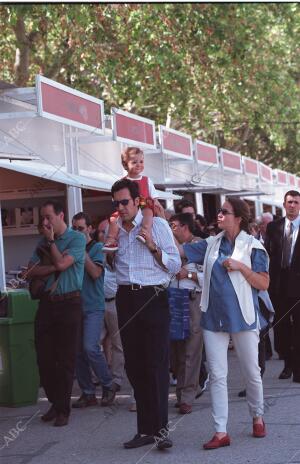 los Duques de Lugo y su hijo Froilan Pasean por la Feria del Libro