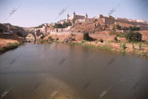 Rio tajo A su paso por Toledo, con el puente de Alcantara de fondo