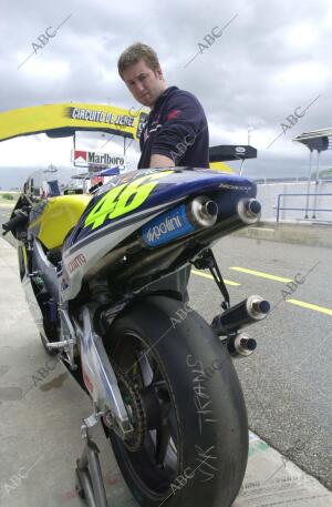 Preparativos del mundial de Motos, la moto de Ross Calentando Motoresi