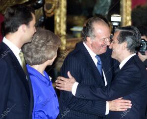 Juan Carlos I saludándose afectuosamente