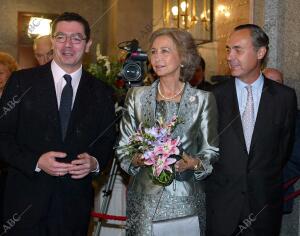 Sofía con el presidente de la Comunidad de Madrid Alberto Ruiz Gallardón y el...