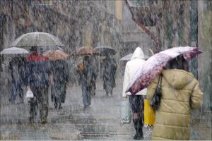 Lluvia sobre la ciudad castellana, cuyas calles se llenan de paraguas