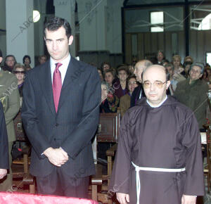 Su SAR el Príncipe Felipe de Borbón, en el tradicional besapiés en la Basílica...