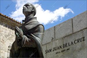 Estatua de san Juan de la Cruz, en Ávila