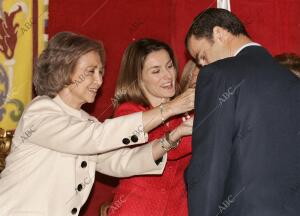 En la imagen Sar el príncipe de Asturias visita A su esposa y A su Madre