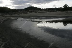 reportaje sobre la Sequia que Ufren los Pantanos de en la imagen el pantano Deel...