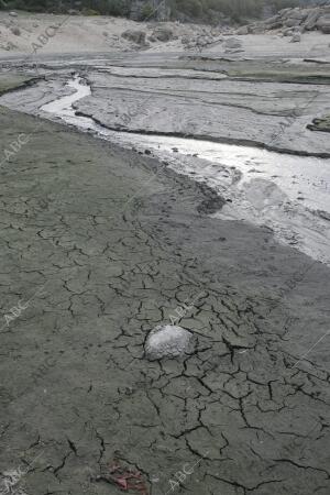 reportaje sobre la Sequia que Ufren los Pantanos de en la imagen el pantano Deel...