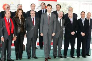 El Príncipe de Asturias posa junto a los miembros del Patronato del Real...