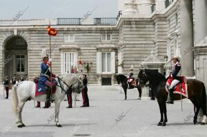 La Guardia Real desfila con trajes de época durante el Relevo Solemne en la...