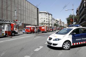 Miembros del Cuerpo de Bomberos de Barcelona trabajan en las labores de...