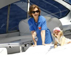la reina con la infanta leonor a bordo de la somni-foto ernesto agudo