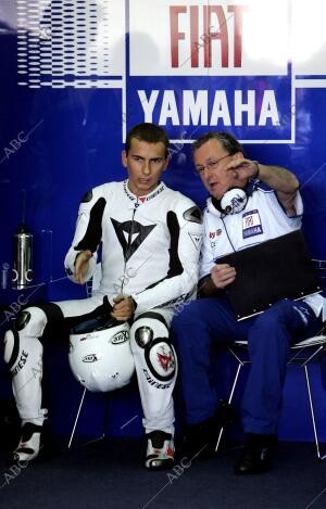 El Bicampeón del mundo de 250cc Jorge Lorenzo (I) conversa con un mecánico antes...
