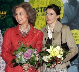 La reina Sofía y la princesa Letizia durante su visita esta tarde al Rastrillo...