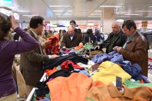 Buscando entre el desorden de los mostradores alguna prenda que se acomode a sus...