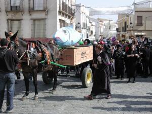 La «difunta sardina», portando a la charanga «Los Piratas», encargada de poner...
