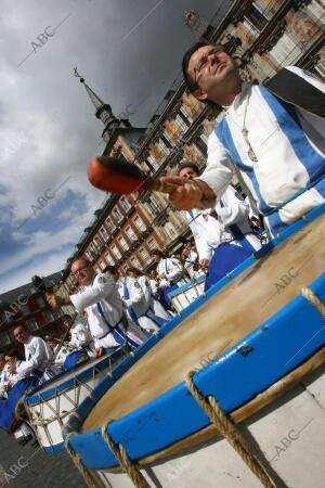 Tradicional tamborrada en la Plaza Mayor que pone fin a la Semana Santa...