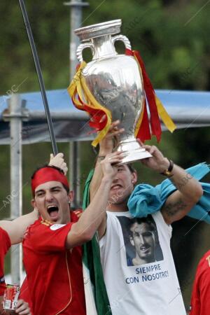 En la imagen, David Villa y Sergio Ramos con la copa