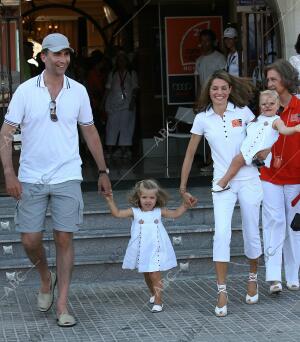 la reina con ssaarr los principes de ssturias y las infantas leonor y sofia en...