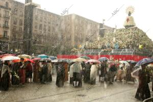 Una fuerte tromba ha dejado la Plaza del Pilar inundada y la Ofrenda de Flores a...