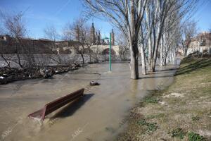 La cresta de la crecida del Ebro, llega a la capital de Aragón con 1