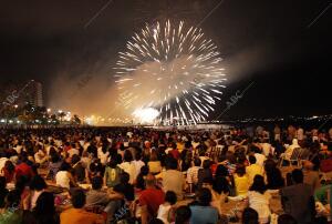 Fuegos artificiales en la playa. Hogueras de San Juan