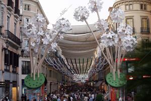 Paseantes caminan en la entrada de calle Larios, donde ya ha sido instalada la...