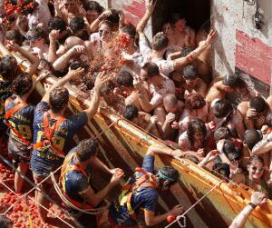 Ambiente festivo en plena celebración de la Tomatina