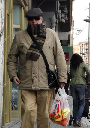 En la imagen, Roldán, tras realizar compras en su barrio