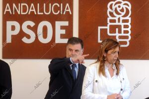 El secretario general del Psoe-Sevilla Jose Antonio Viera junto A Susana Diaz en...