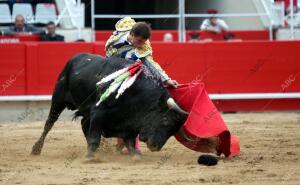 El Juli en la lidia de su primer Toro en la monumental de Barcelona