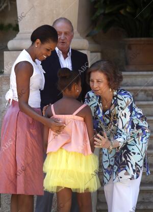 La Reina Sofia saluda A Michalle Obama y su Hija en el palacio de Marivent