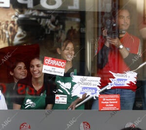 Trabajadoras de una cafetería, en el centro de Madrid, ante los piquetes