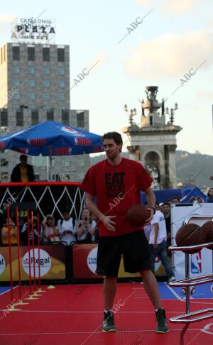 El jugador de los Lakers Pau Gasol ha asistido esta tarde en Montjuic A un juego...