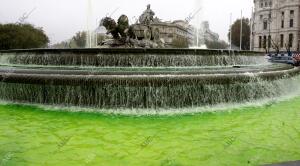 Imagen de la fuente de la Cibeles tintada de verde tras el asalto a la misma por...