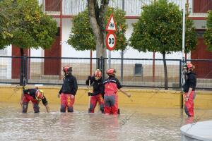 Militares de la UME trabajan en las inundaciones, cuyo casco urbano quedó...