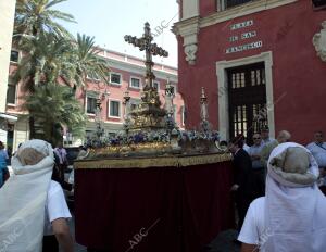 Cruz de mayo de la hermandad del Salvador Procesionando por las Cales del Centro