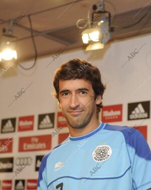 Rueda de prensa del futbolista Raúl González