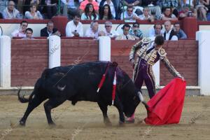 Daniel Luque en su primer toro en la feria de la Virgen de San Lorenzo, patrona...