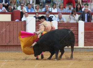 Ivan Fandiño en su segundo toro en la feria de la Virgen de San Lorenzo, patrona...