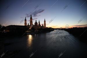 Atardecer del Pilar desde el puente de piedra sobre el Ebro foto Fabian Simon...