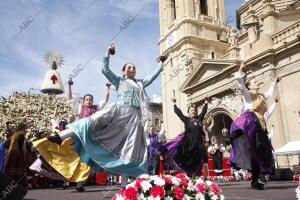 La Ofrenda de flores a la Virgen del Pilar recibió este año más de ocho...
