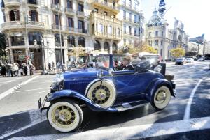 concentración de coches clasicos en la Plaza del Ayuntamiento de Valencia