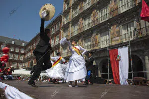 día de Perú en la plaza mayor