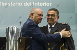 El ministro del Interior, Jorge Fernández Díaz (2d), junto a la delegada del...