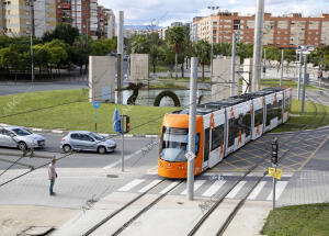 Tram a su paso por el Bulevar del Plá, confluencia con Padre Esplá Foto Juan...